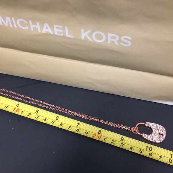 🎉NIB MICHAEL KORS PAVE PADLOCK NECKLACE 🎉 - Picture 6 of 7